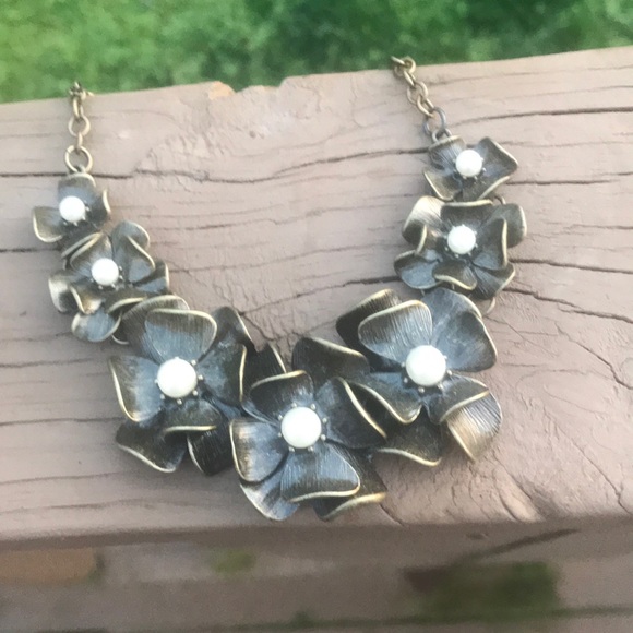 Plunder Jewelry - Plunder Vintage Insp Flower and Pearl  Necklace